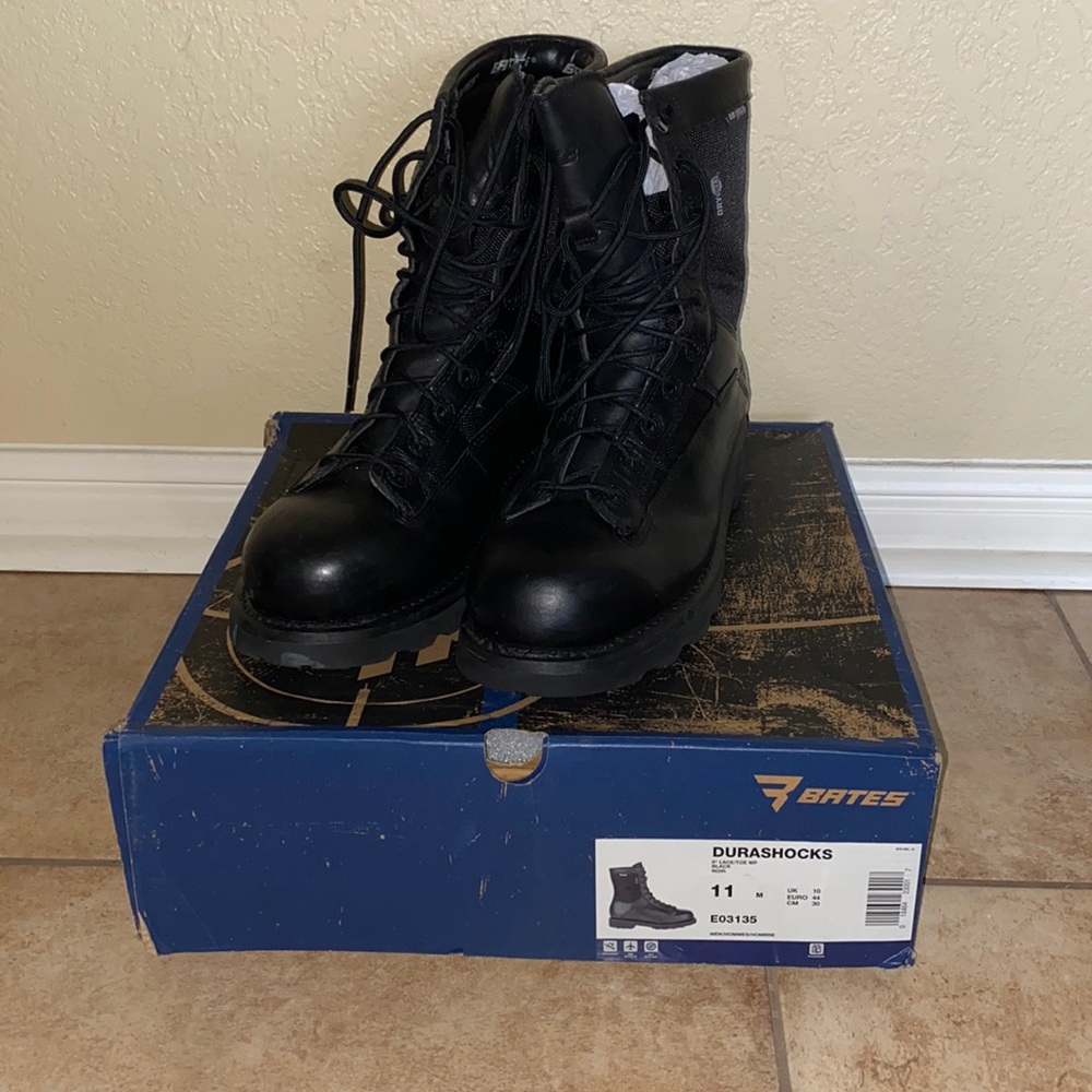 Mens Bates goretex boots size 11.  Worn twice.  Great condition.